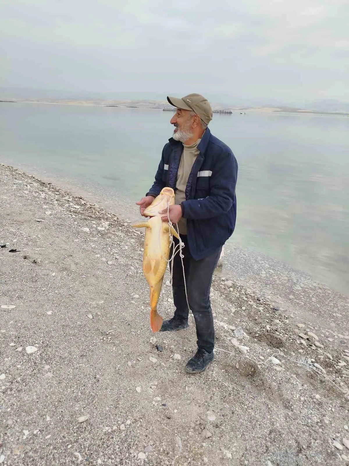 21 kiloluk sazan yakaladı, mutluluğu tebessüm ettirdi