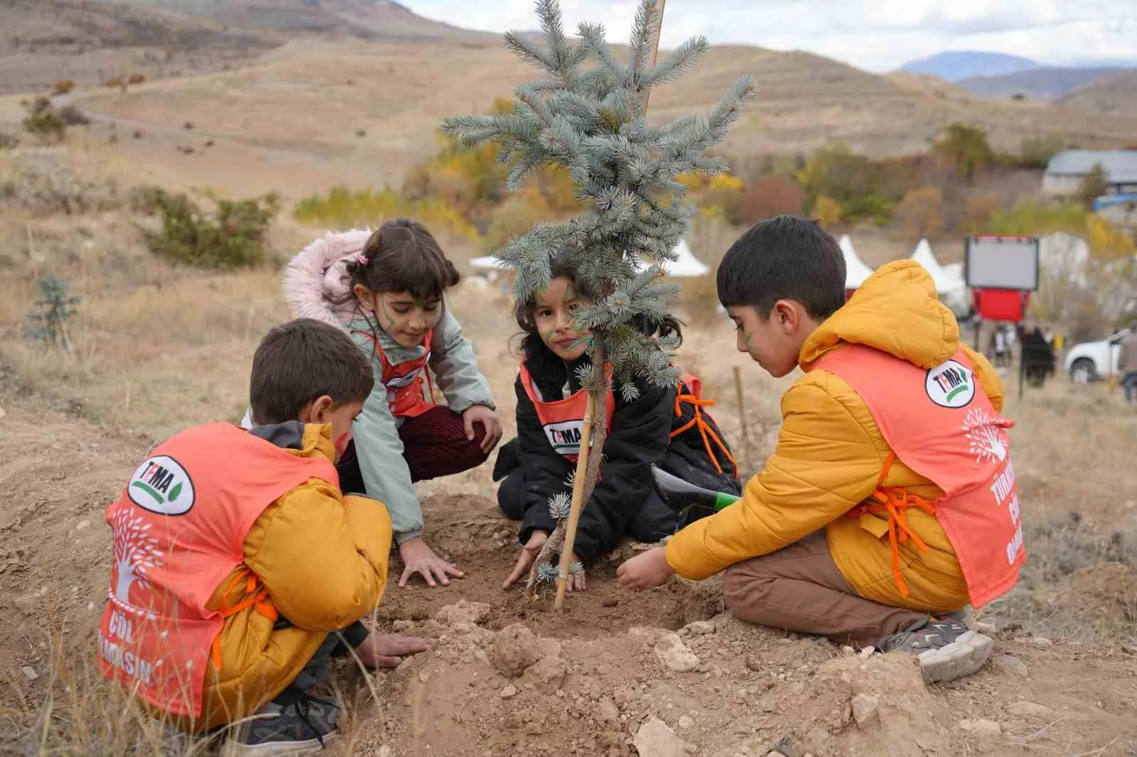 “81 İlde 81 Orman” projesinde Erzincan’da 50 bin fidan toprakla buluştu