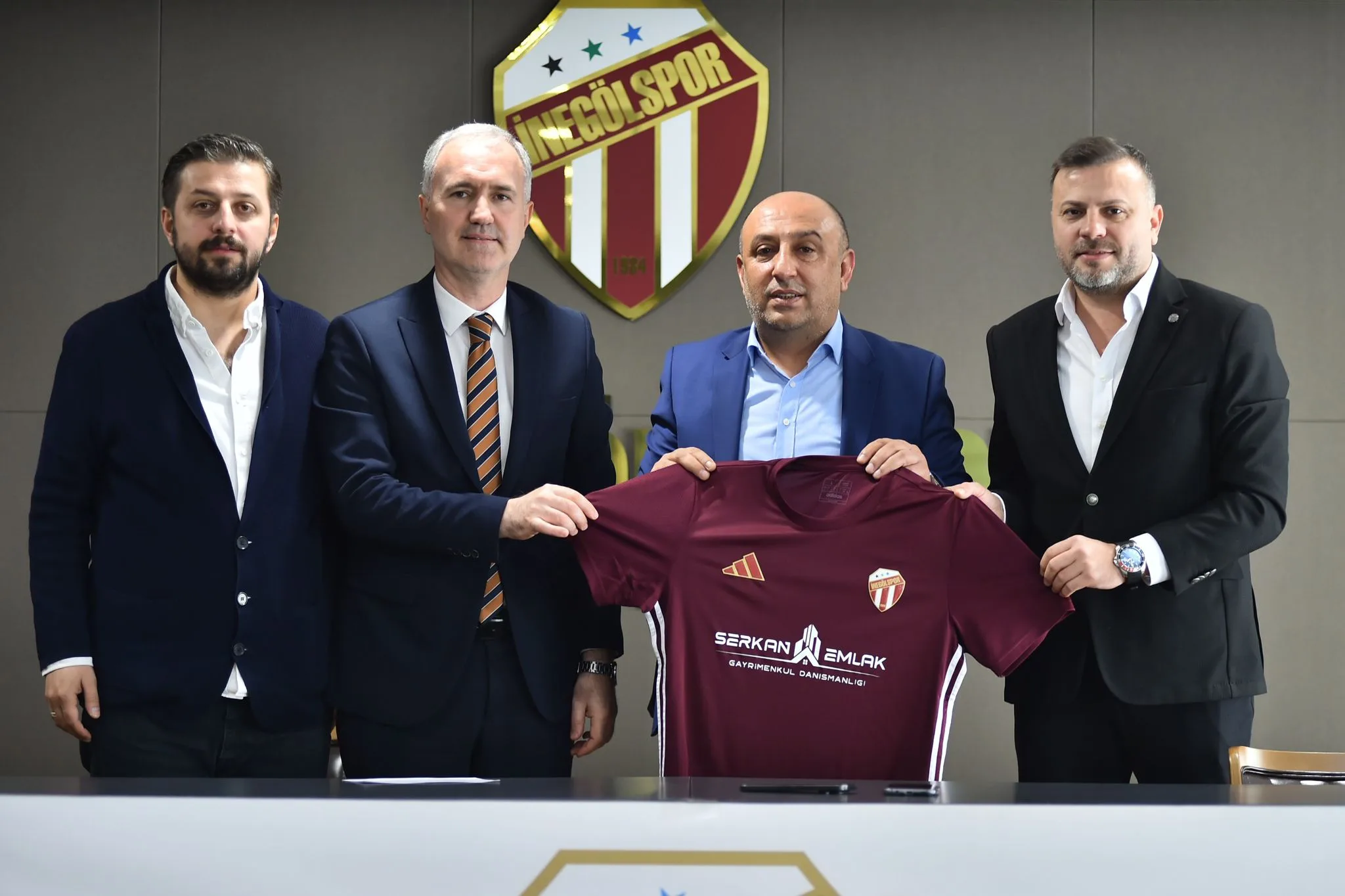 İNEGÖLSPOR’DA FORMA GÖĞÜS SPONSORU SERKAN EMLAK OLDU