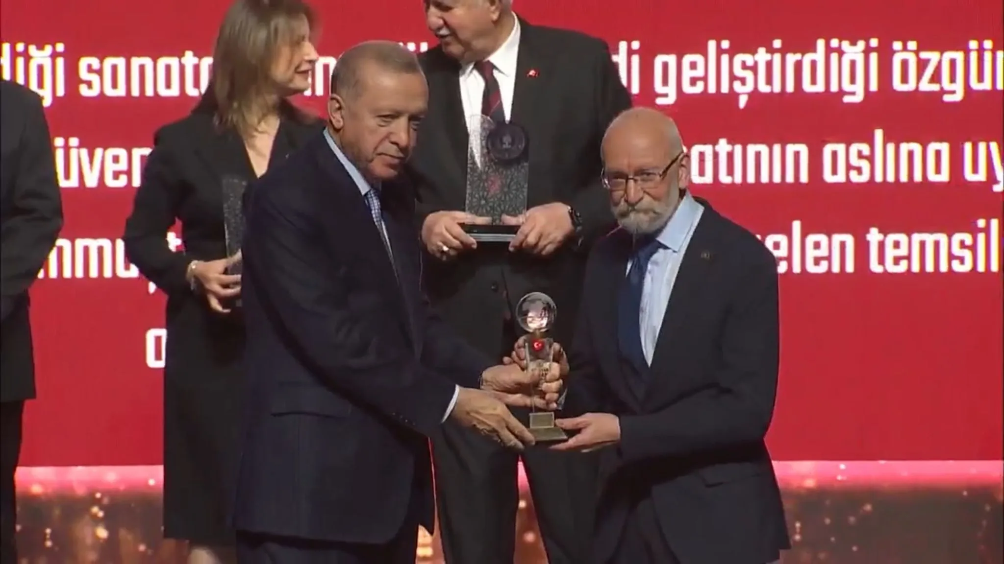 İnegöllü Çini Sanatçısı Adil Can Güven’e Cumhurbaşkanı Erdoğan’dan “Yaşayan İnsan Hazineleri” Ödülü