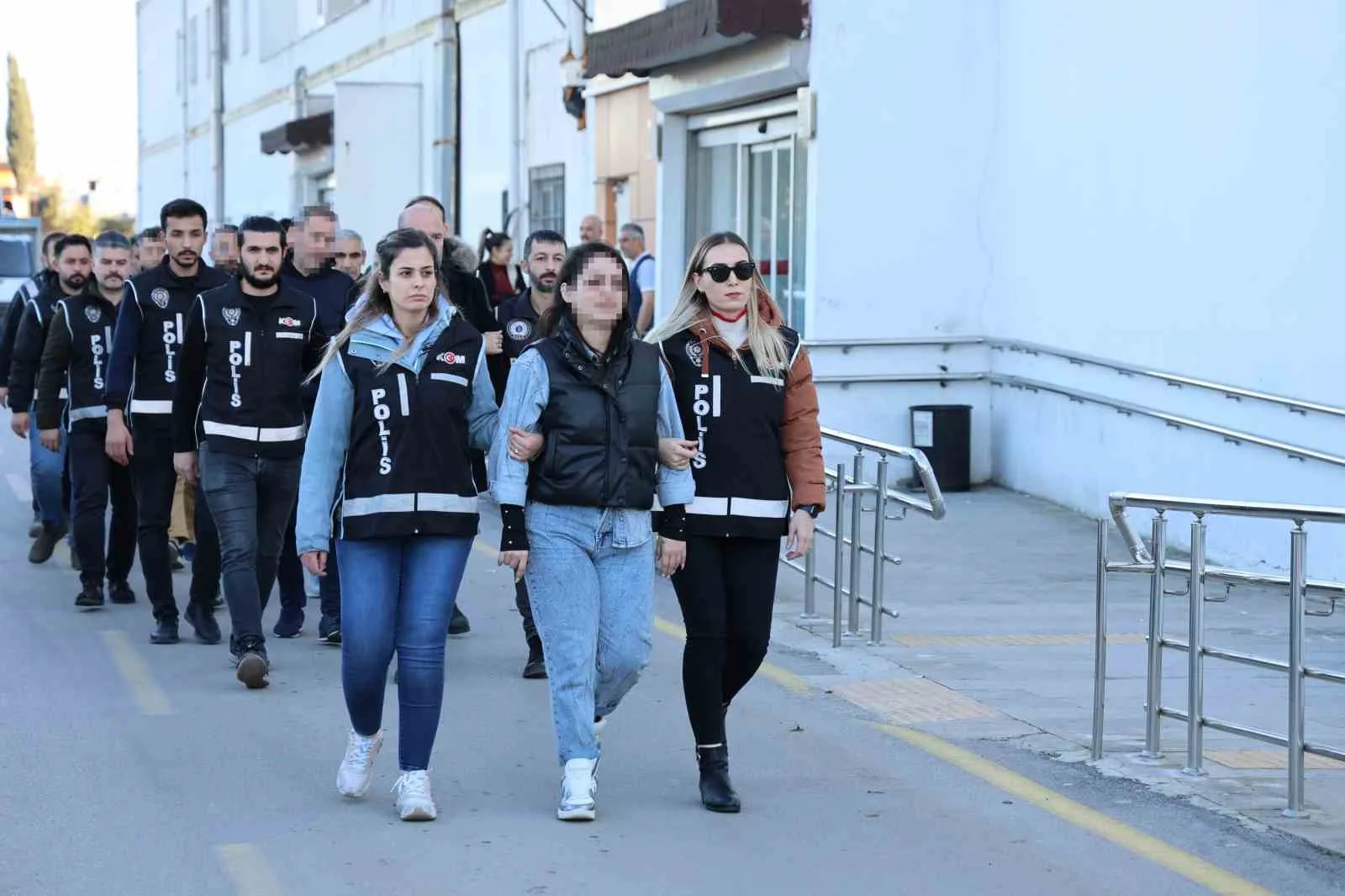 Adana’da rüşvet operasyonunda tutuklanan başkan danışmanı tahliye oldu