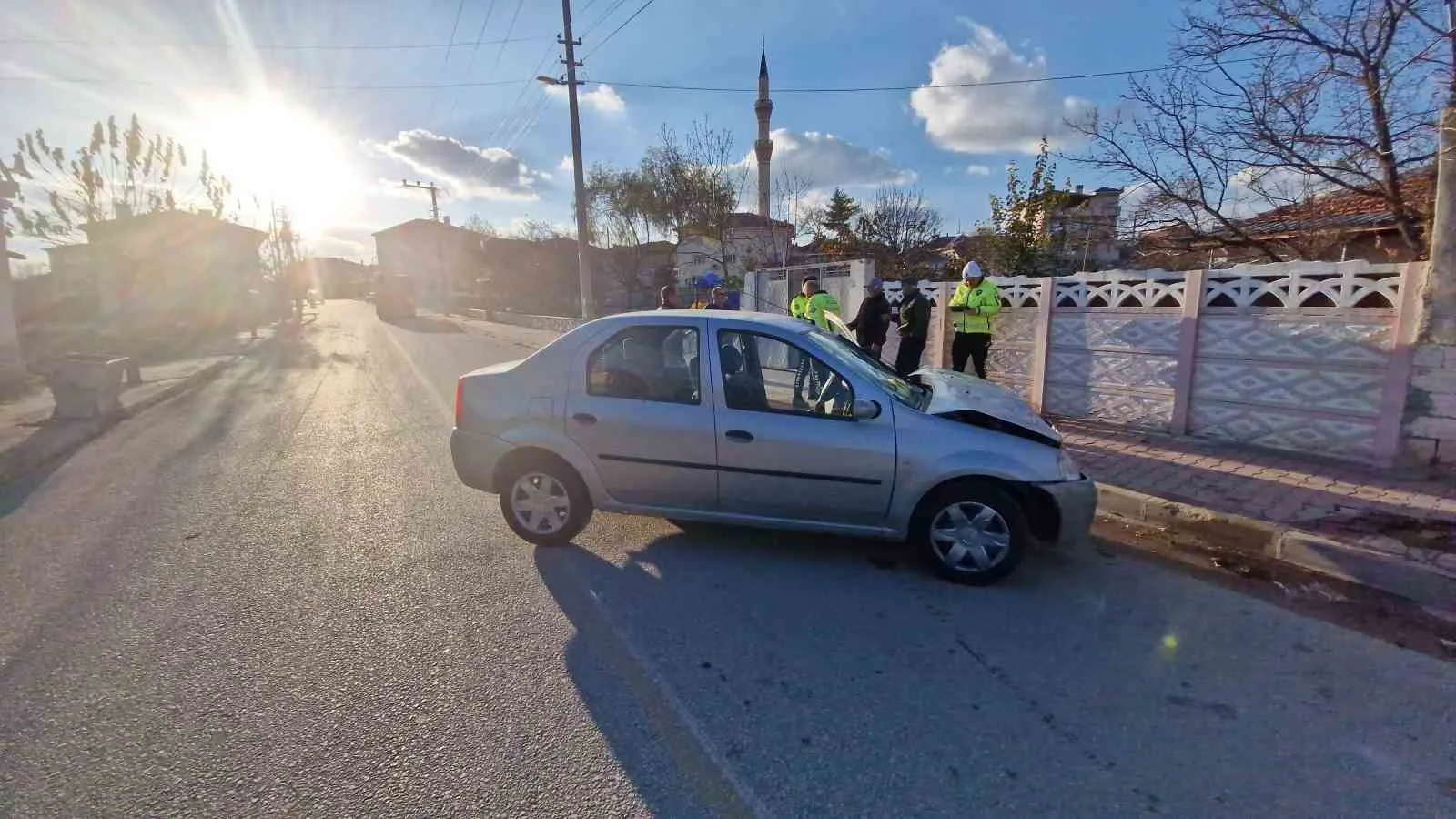 Ağaca çarpan otomobilin sürücüsü yaralandı