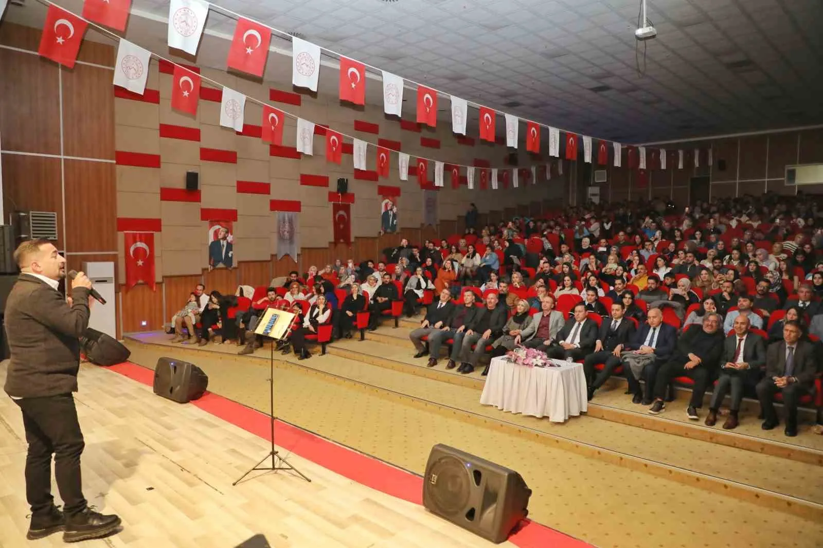 Ağrı’da müzik öğretmeni Nizamettin Ardin’den meslektaşlarına özel konser