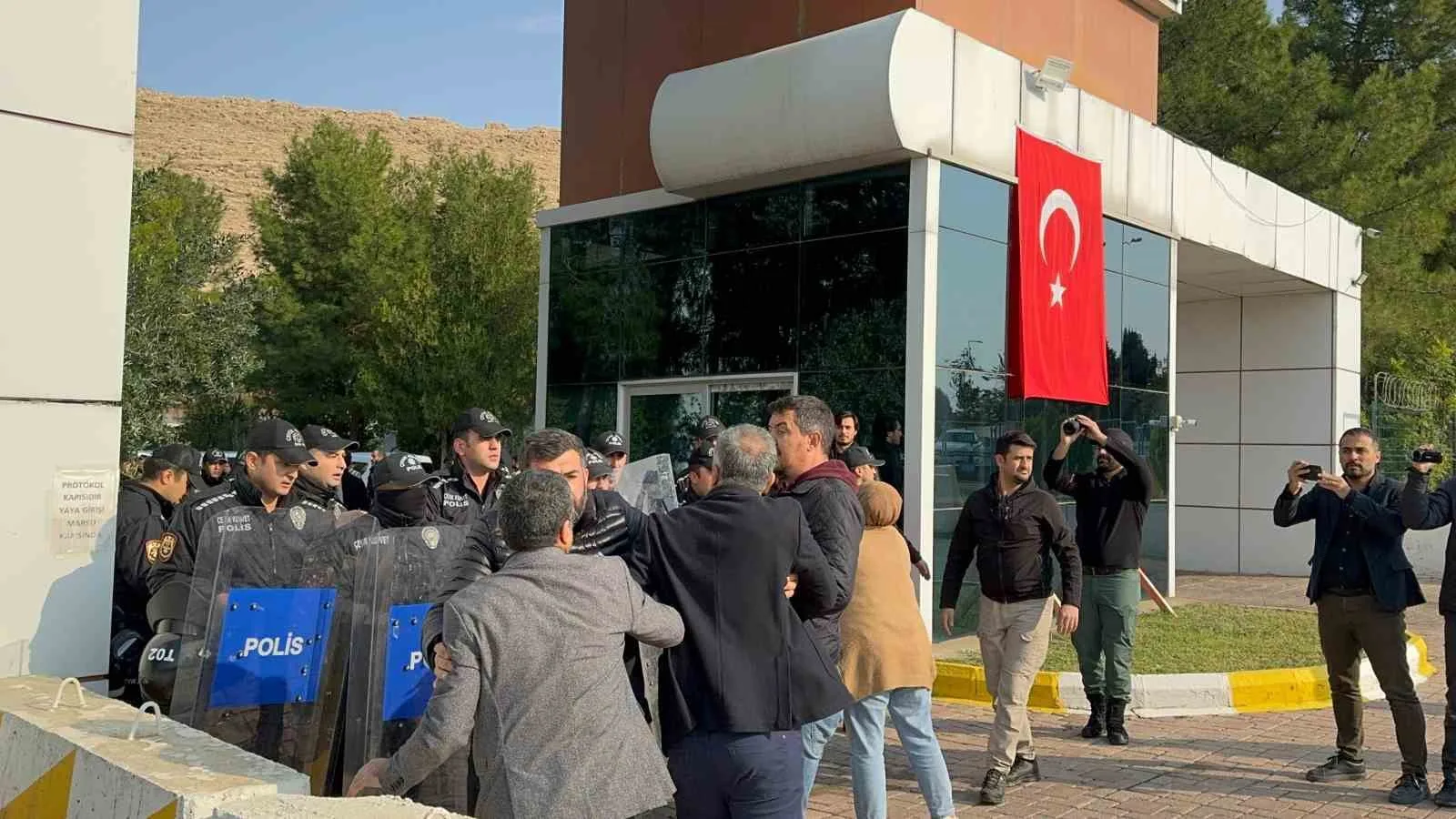 Ahmet Türk ve DEM Partililer Mardin Belediyesine girmek istedi