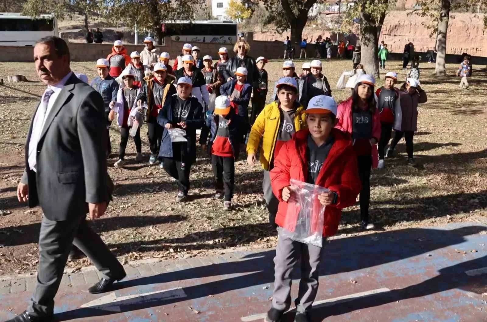 Aksaray’da çocuklar meşe palamudu toplamak için yarıştı