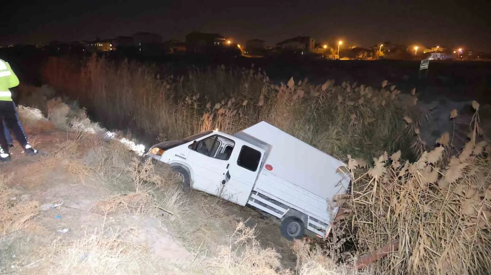 Aksaray’da otomobilin çarptığı kamyonet sulama kanalına düştü: 4 yaralı