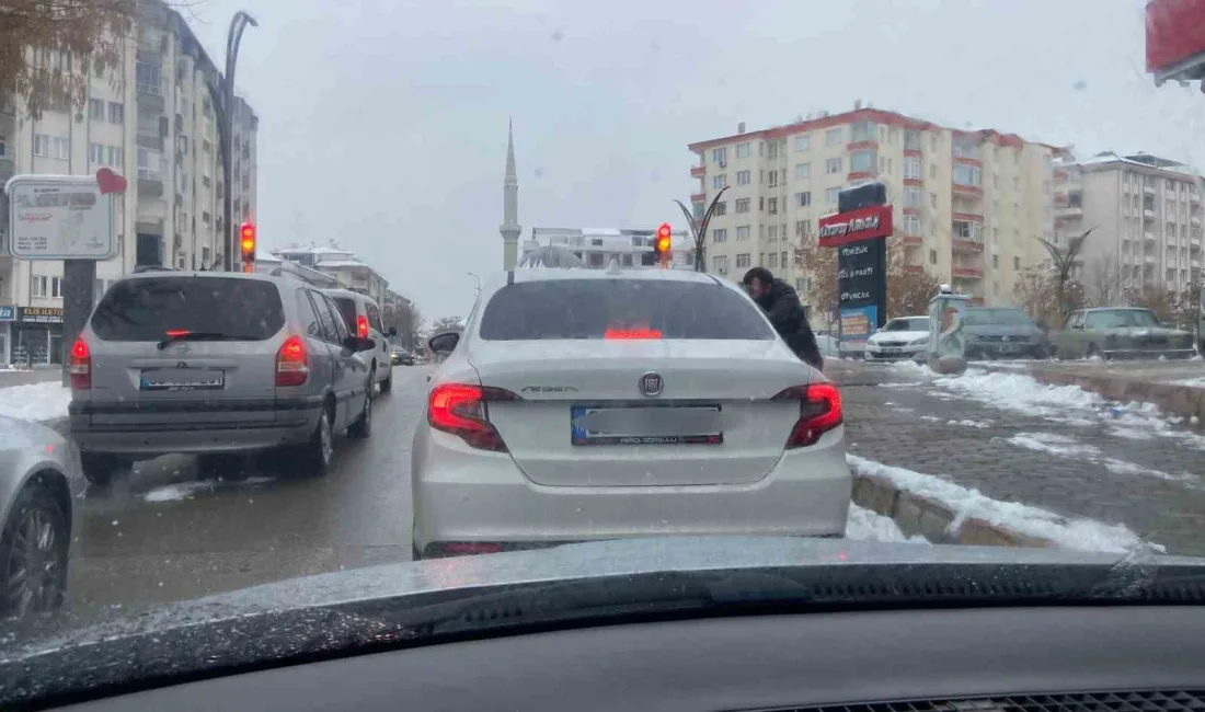 AKSARAY’DA TRAFİK IŞIKLARINDA BEKLEYEN