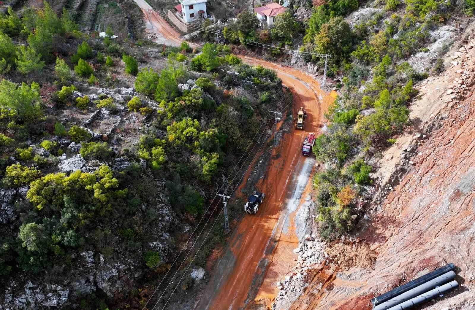 Alanya Belediyesi’nden yağmurda kapanan yollara anında müdahale