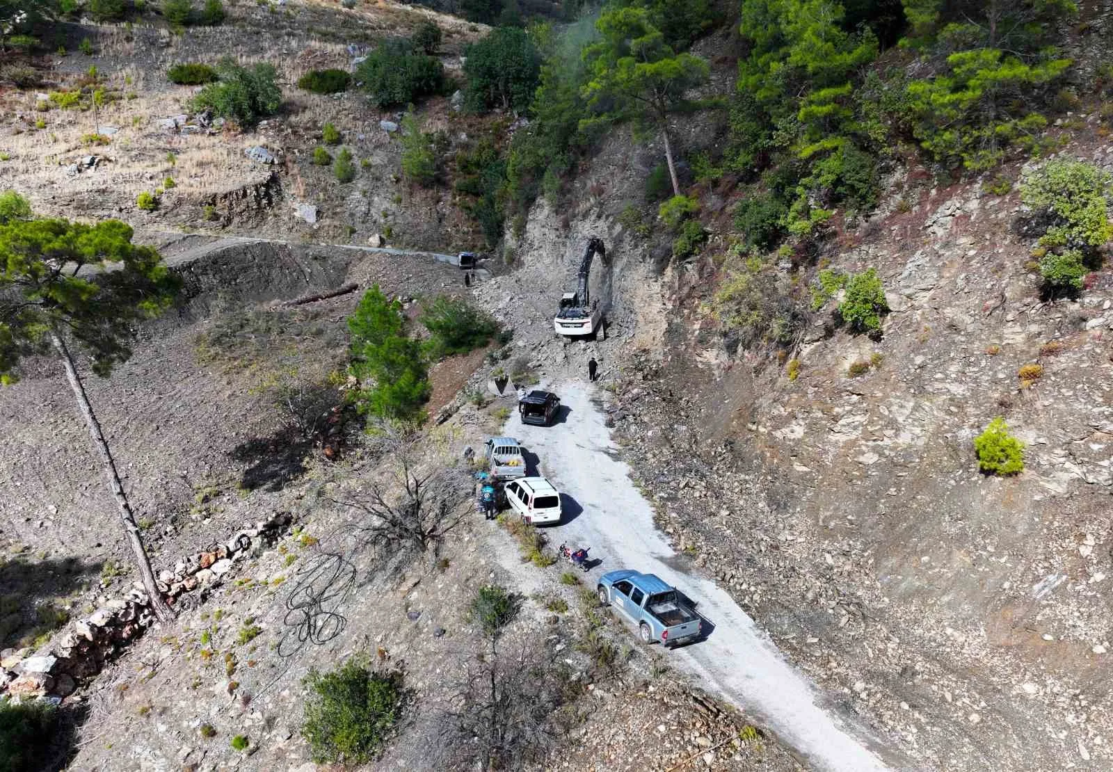 Alanya’da heyelan sonrası kapanan yolda sona gelindi