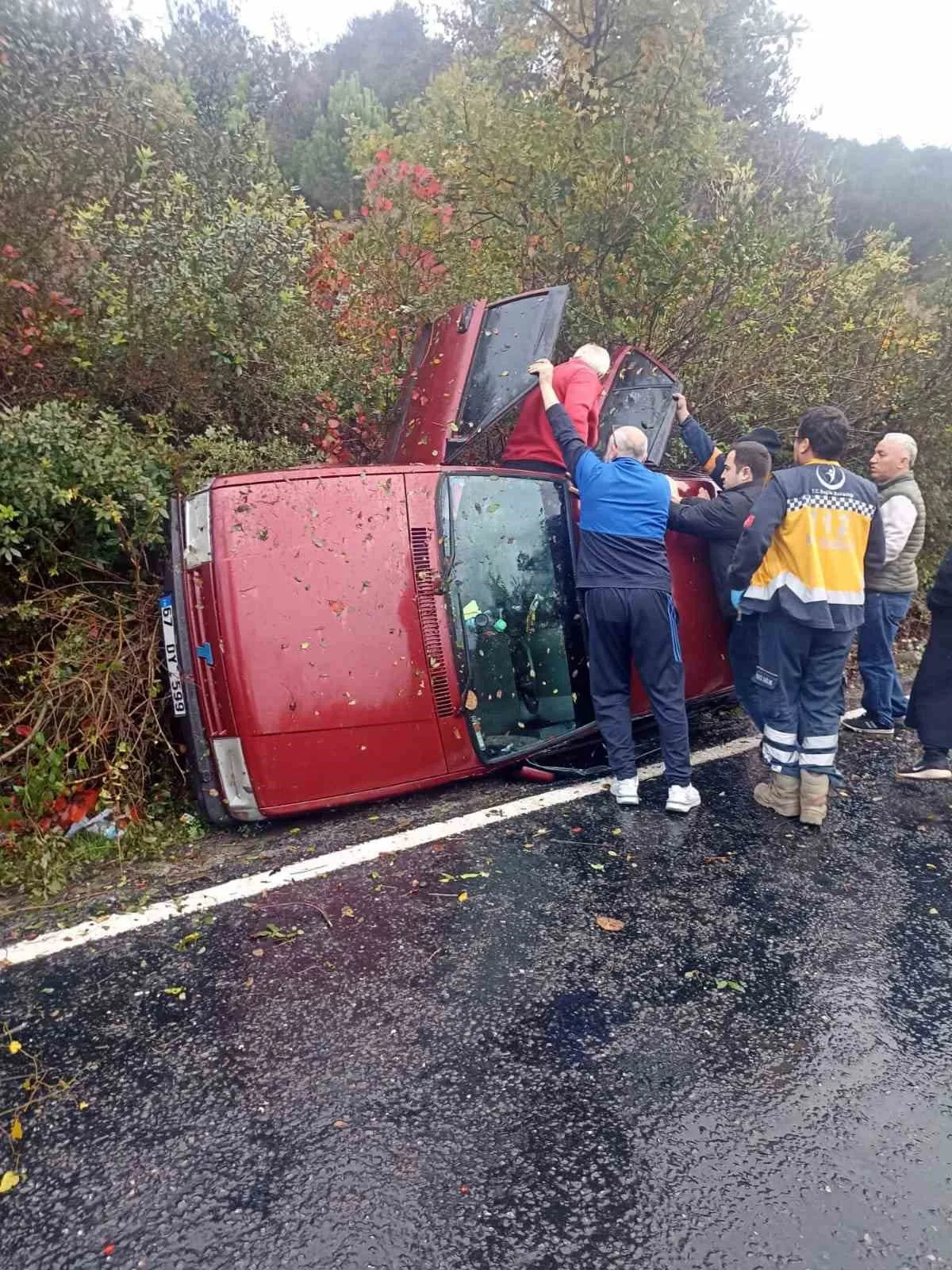 Alaplı’da otomobil kaza yaptı; 3 yaralı