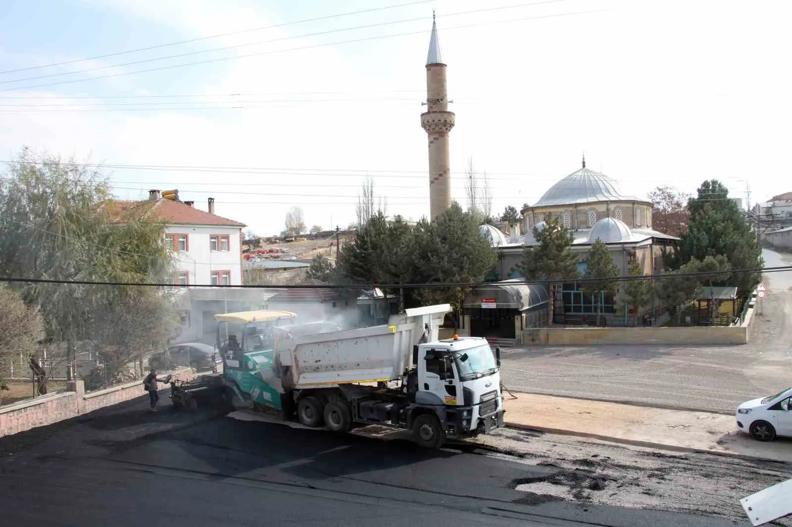 TALAS BELEDİYESİ EKİPLERİ İLÇENİN KIRSAL MAHALLELERİNDEN ALAYBEYLİ’DE MEYDAN DÜZENLEME ÇALIŞMASI