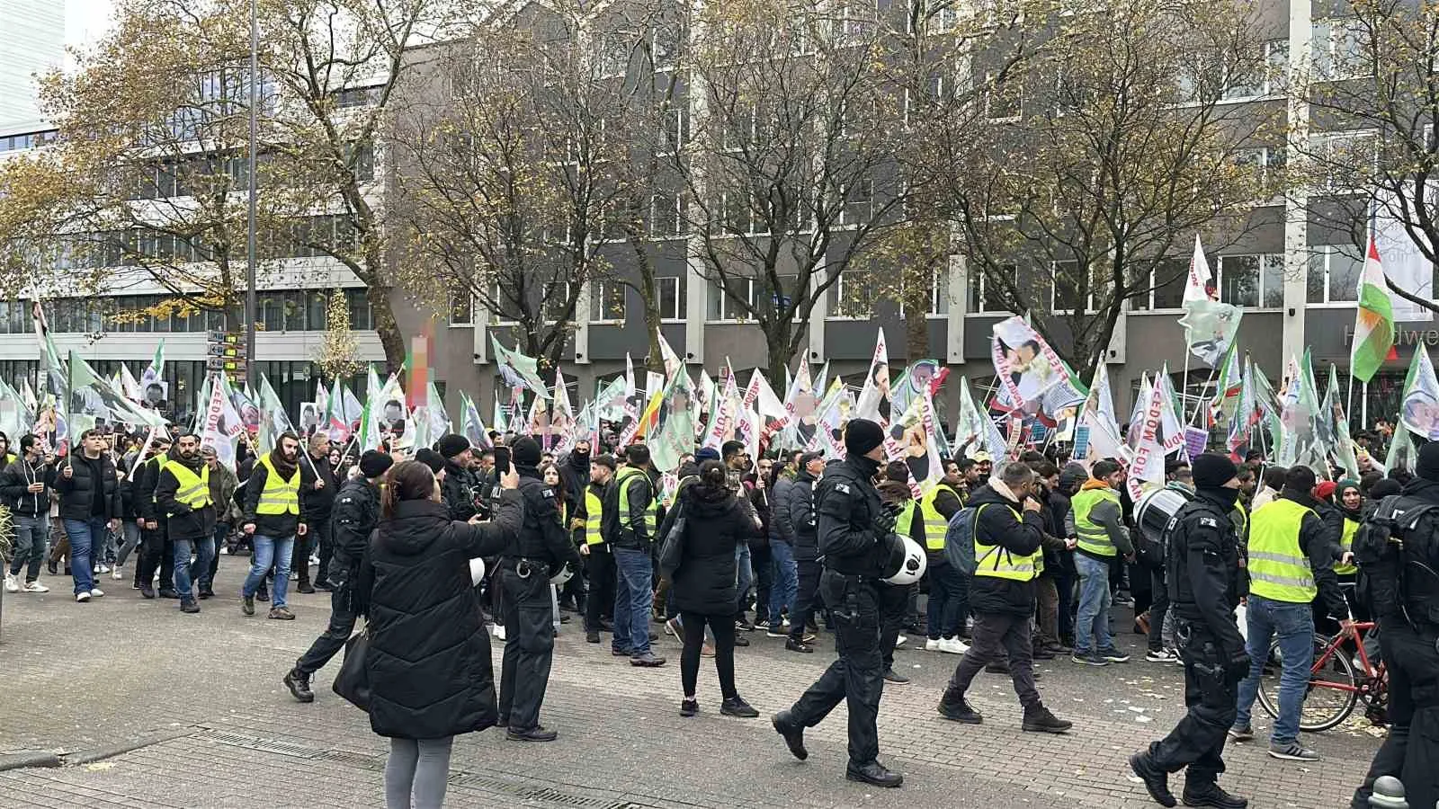 Almanya’da terör örgütü PKK yandaşları yürüyüş düzenledi