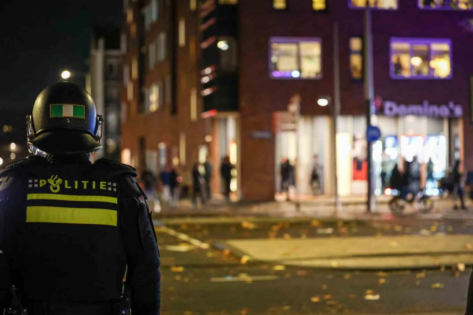 Amsterdam’da tramvay ateşe verildi