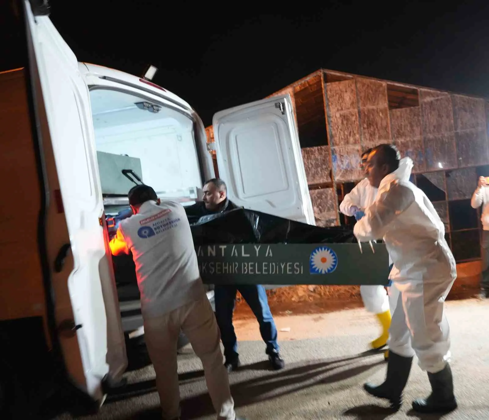 Antalya’da 2 katlı evde çıkan yangında genç kadın hayatını kaybetti