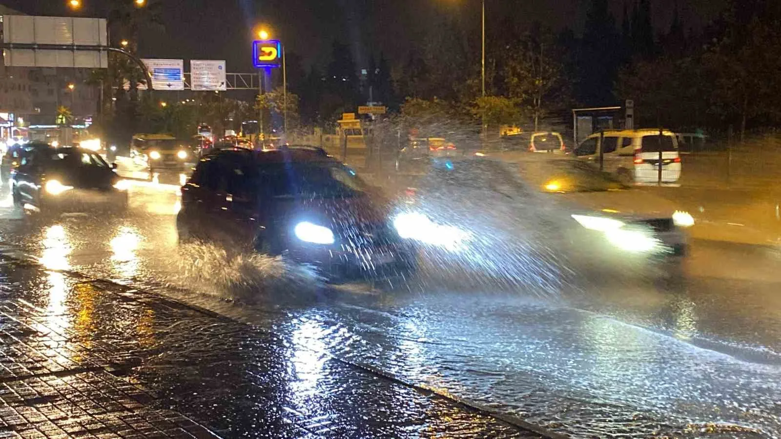 Antalya’da aniden bastıran sağanağa vatandaşlar hazırlıksız yakalandı