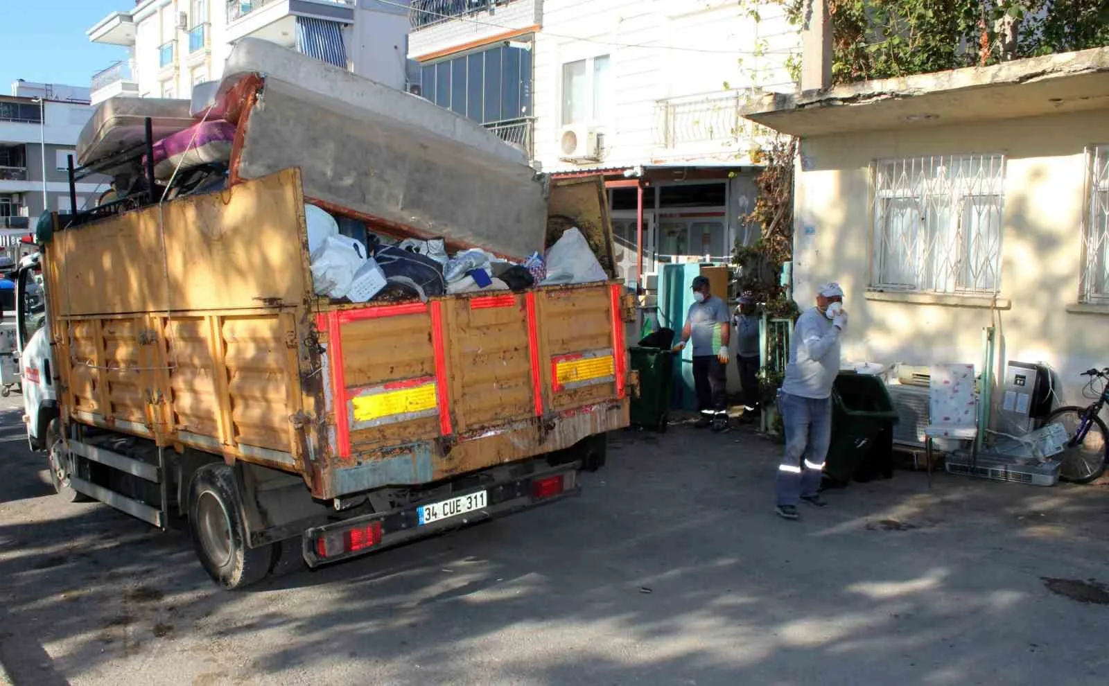 Antalya’da bir evden 3 kamyon dolusu çöp çıktı