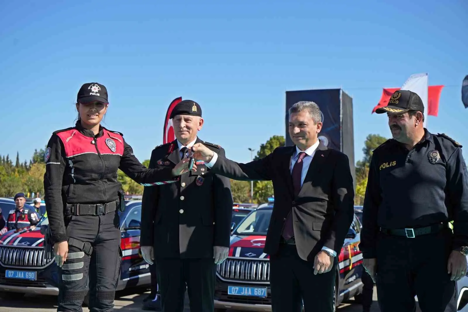 Antalya’da emniyet ve jandarma 225 yeni araçla gücüne güç kattı