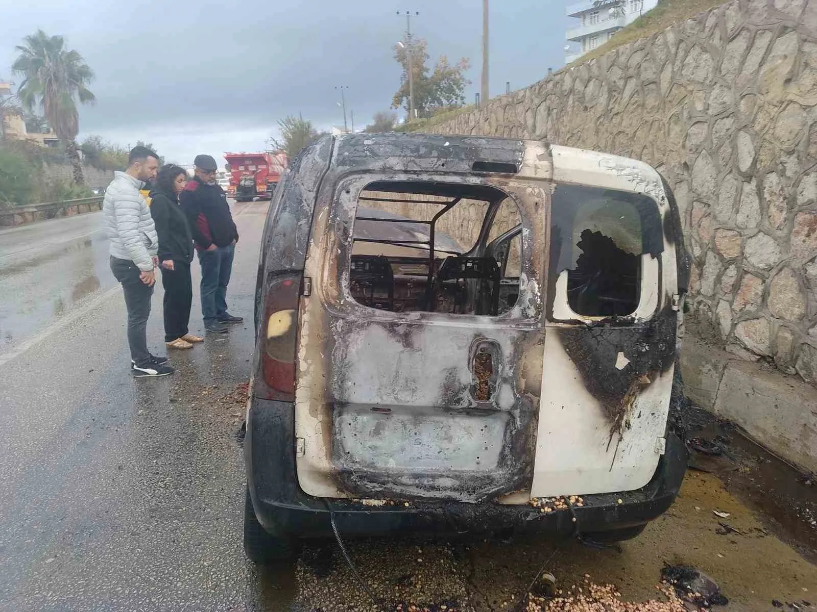 Antalya’da kuruyemiş yüklü araç alev alev yanarak küle döndü