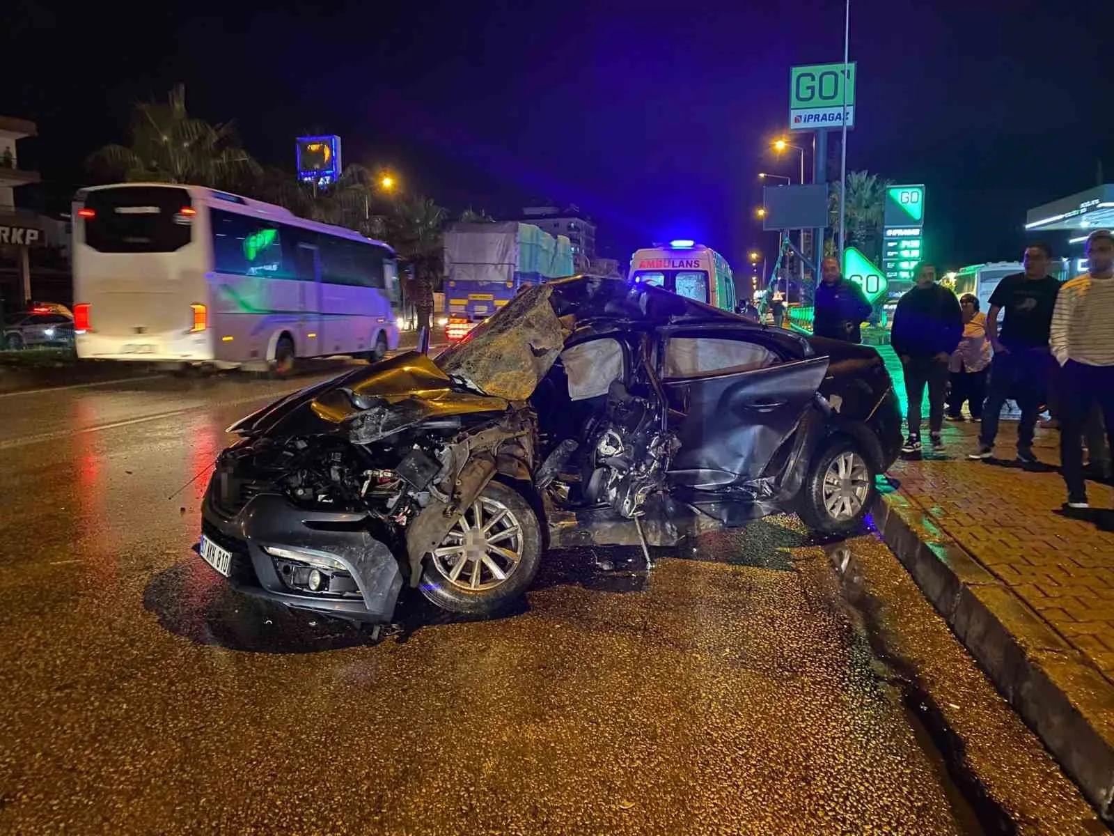 Antalya’da tur otobüsü otomobille çarpıştı: 20 yaşındaki sürücü hayatını kaybetti