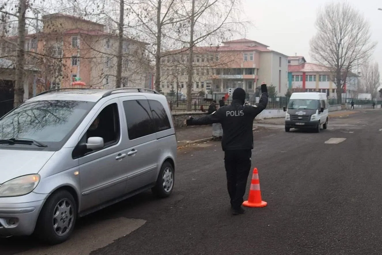 Ardahan’da polis ekiplerince okul çevrelerinde denetim yapıldı