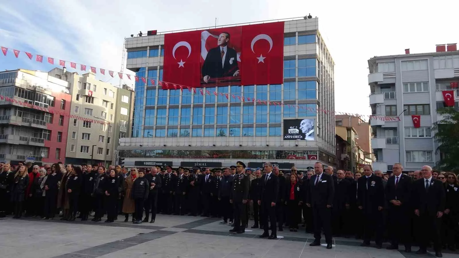 UŞAK’TA CUMHURİYETİN KURUCUSU MUSTAFA KEMAL ATATÜRK’ÜN VEFATININ 86.YILDÖNÜMÜNDE ANMA PROGRAMI