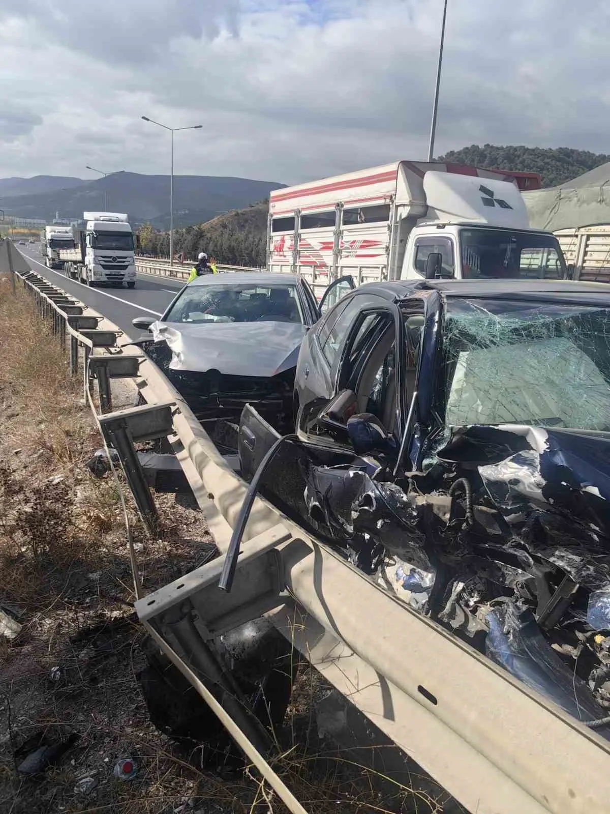 Aynı istikamette giden 2 otomobilin çarpışması sonucu 2 kişi yaralandı