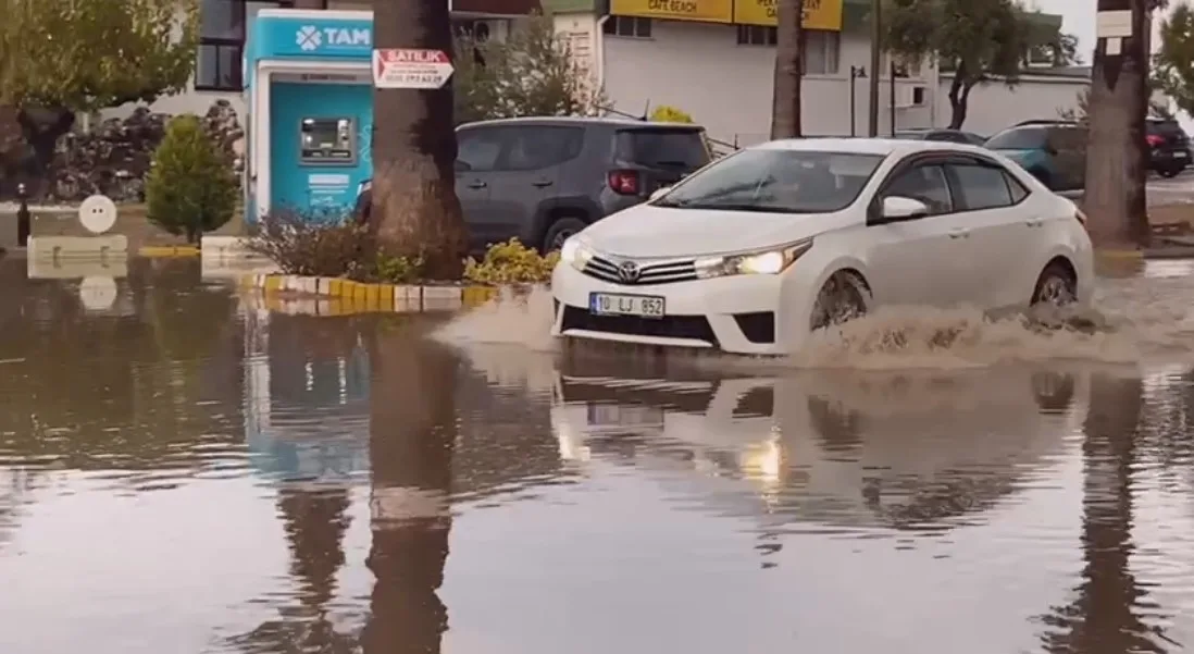 BALIKESİR'İN AYVALIK İLÇESİNDE SAĞANAK