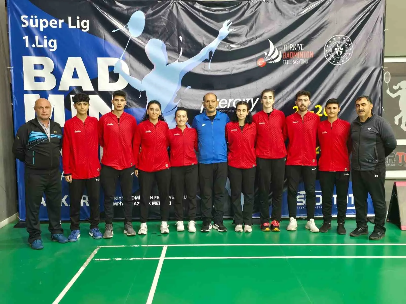 Badminton Süper Liginde Erzincan takımları zirvede