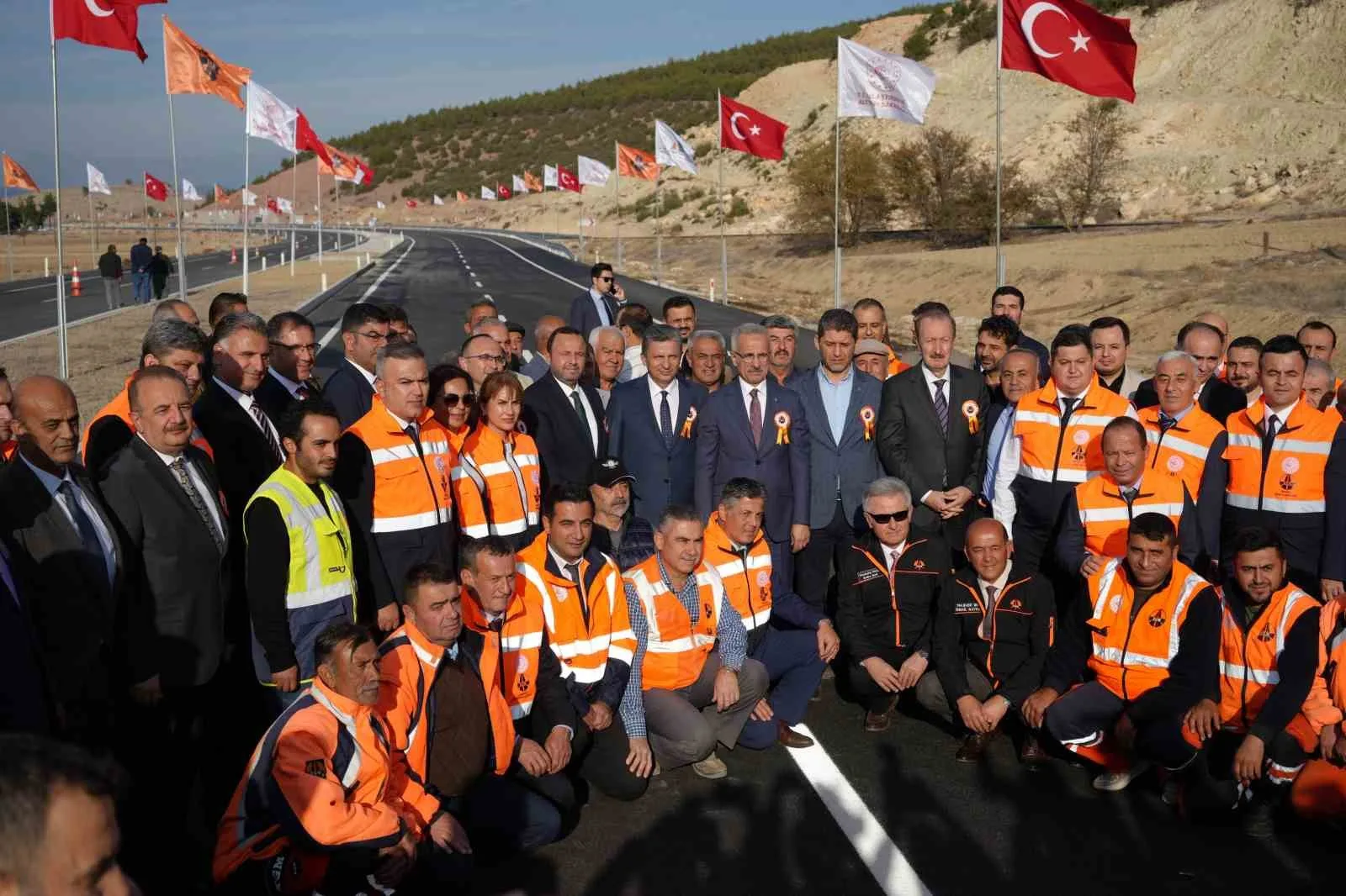 Bakan Uraloğlu: “İç Anadolu ve Batı Akdeniz arasında en kısa ulaşım imkanını tesis ederek, ülkemizin iç kesimleriyle güney kesimi arasında daha hızlı ve konforlu ulaşımı sağlamış olacağız”