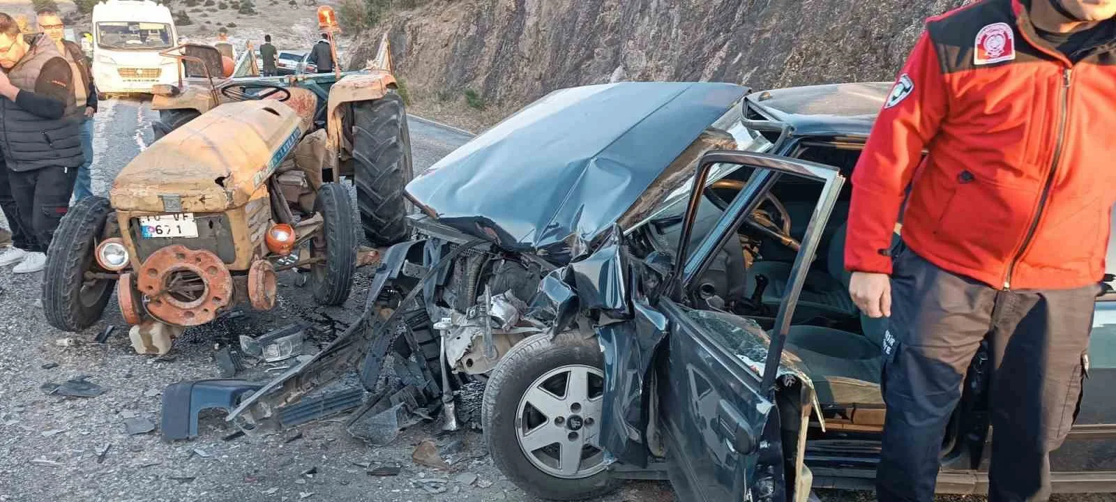 Balıkesir’de traktör ile otomobil kaza yaptı: 2 ölü