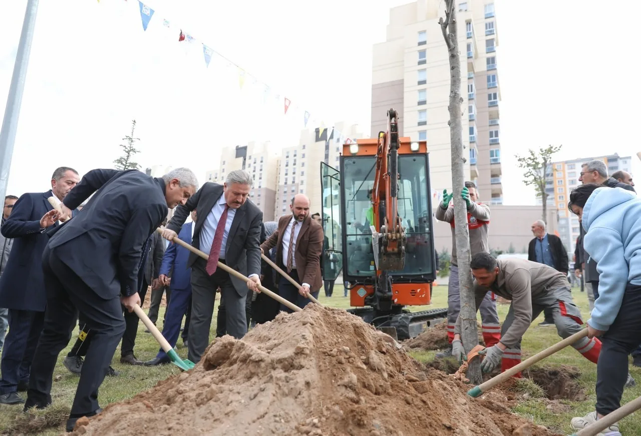 MELİKGAZİ BELEDİYESİ, 11 KASIM MİLLİ AĞAÇLANDIRMA GÜNÜ KAPSAMINDA “MELİKGAZİ’DE FİDAN