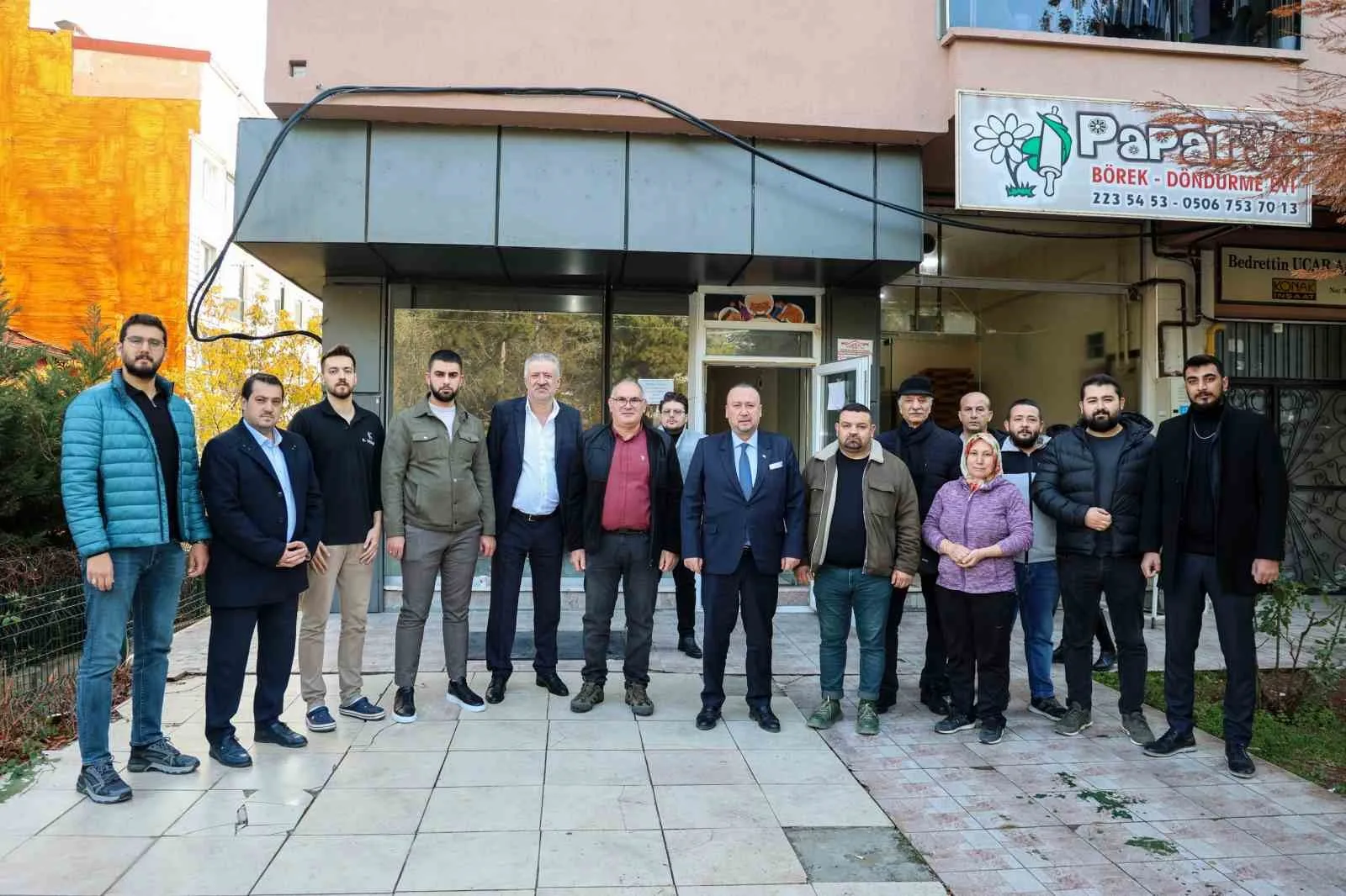 UŞAK BELEDİYE BAŞKANI ÖZKAN YALIM VE YANINDAKİ HEYETLE BERABER ESNAFLARLA