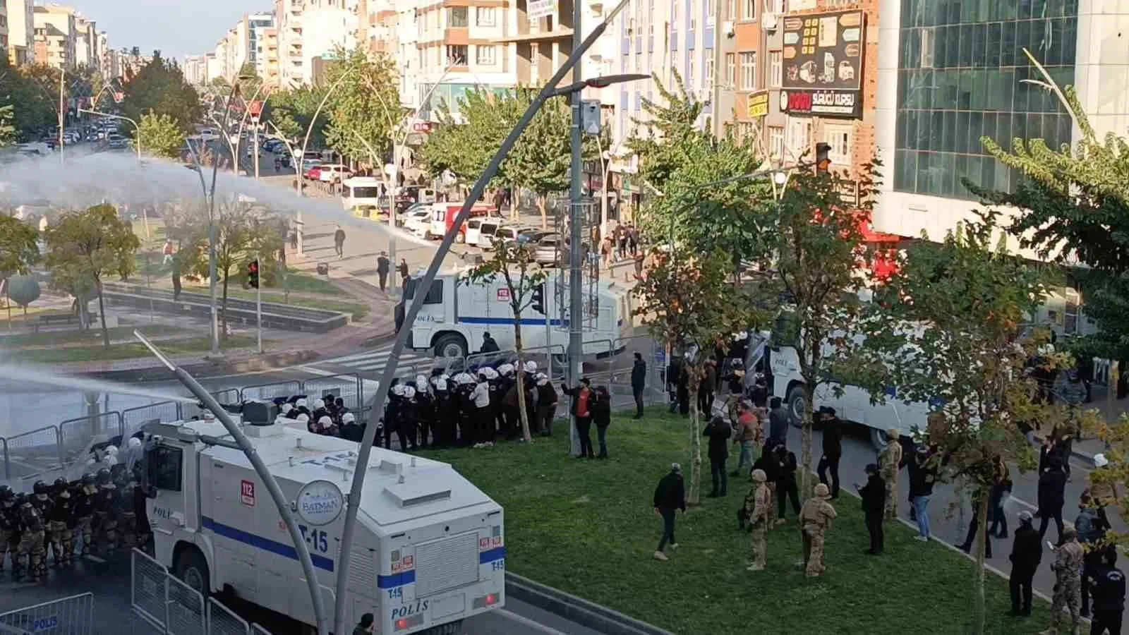 Batman Valiliği: “6 polis yaralandı, 67 gösterici gözaltına alındı”