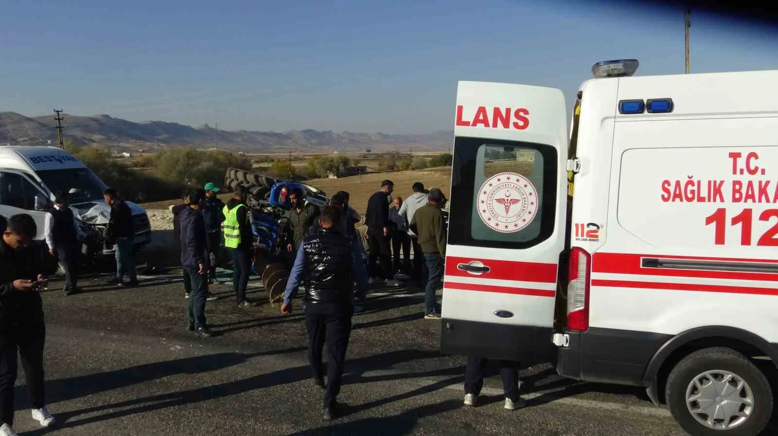 Batman’da minibüs ile traktör çarpıştı: 2’si ağır 5 yaralı