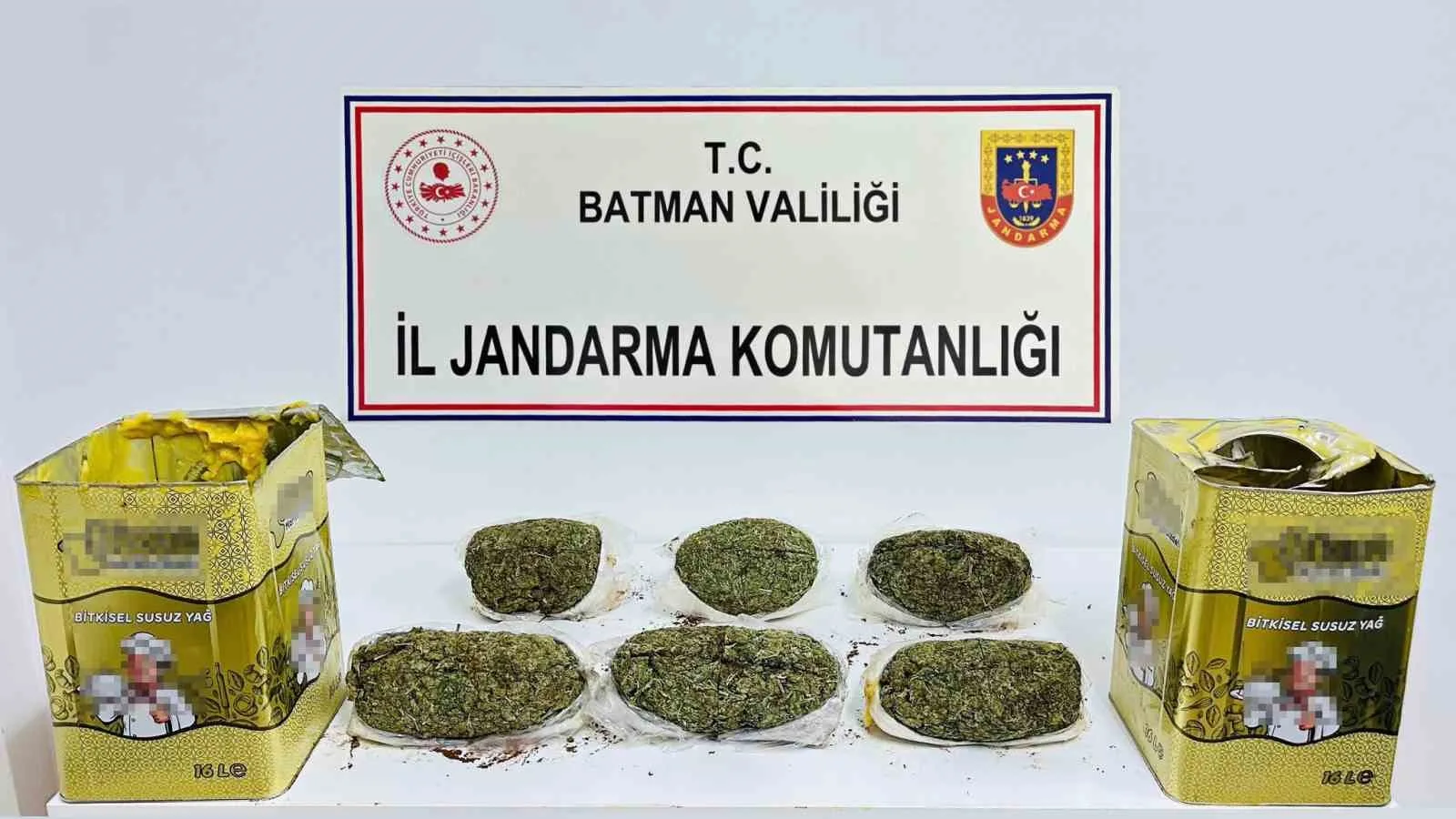 Batman’da yağ tenekeleri içinde 5 kilo 800 gram kubar esrar ele geçirildi