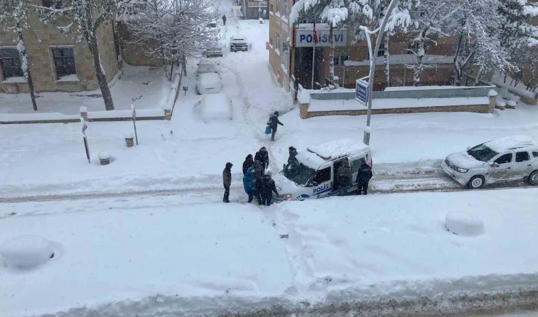 BAYBURT'TA KAR NEDENİYLE TRAFİK