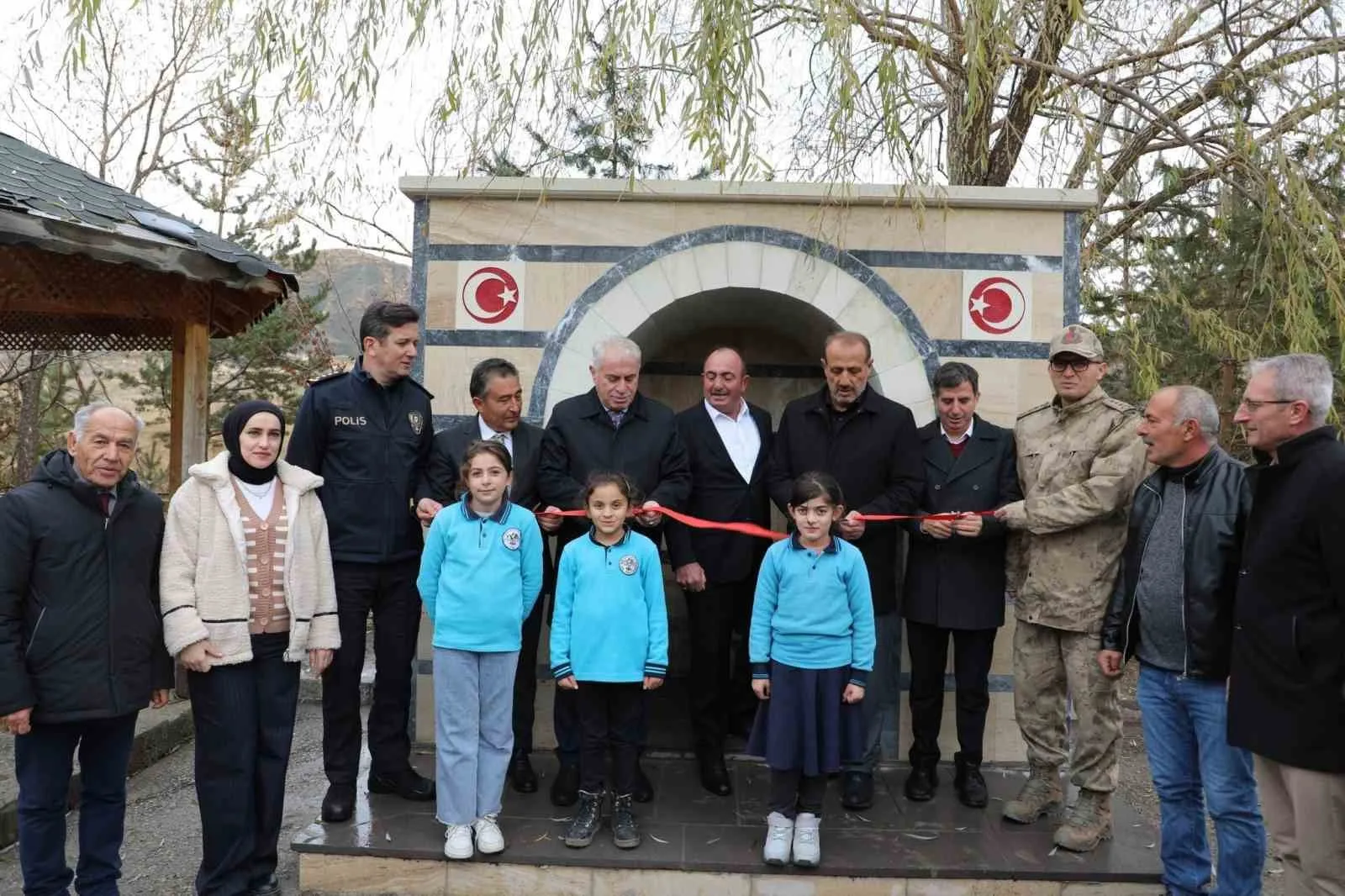 Bayburt’ta şehit Ömer Halis Demir adına yaptırılan çeşmenin ve Taht köyü konağının dualarla açılışı yapıldı