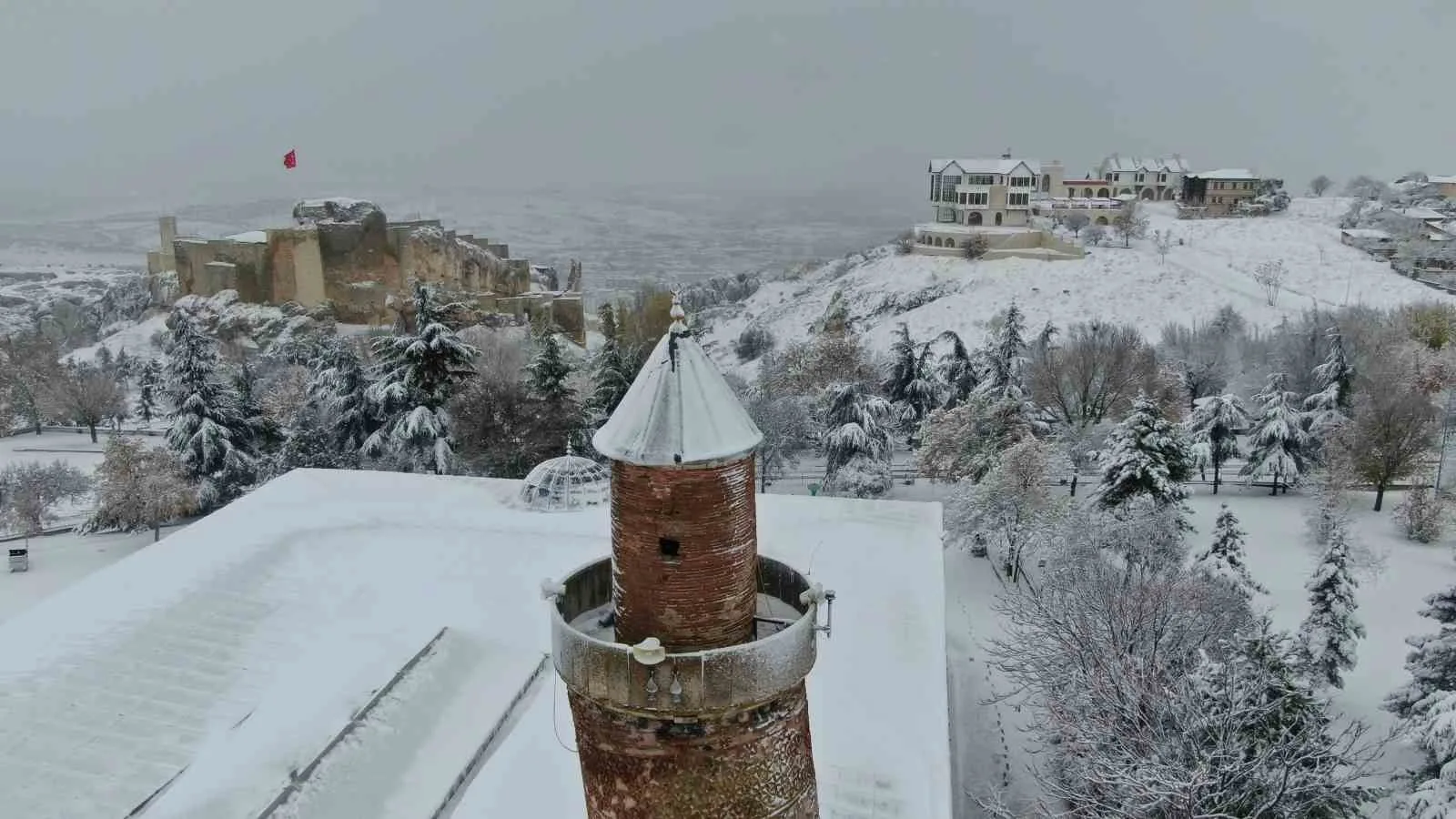 Beyaz gelinliğini giyen Harput’ta kartpostallık görüntüler oluştu