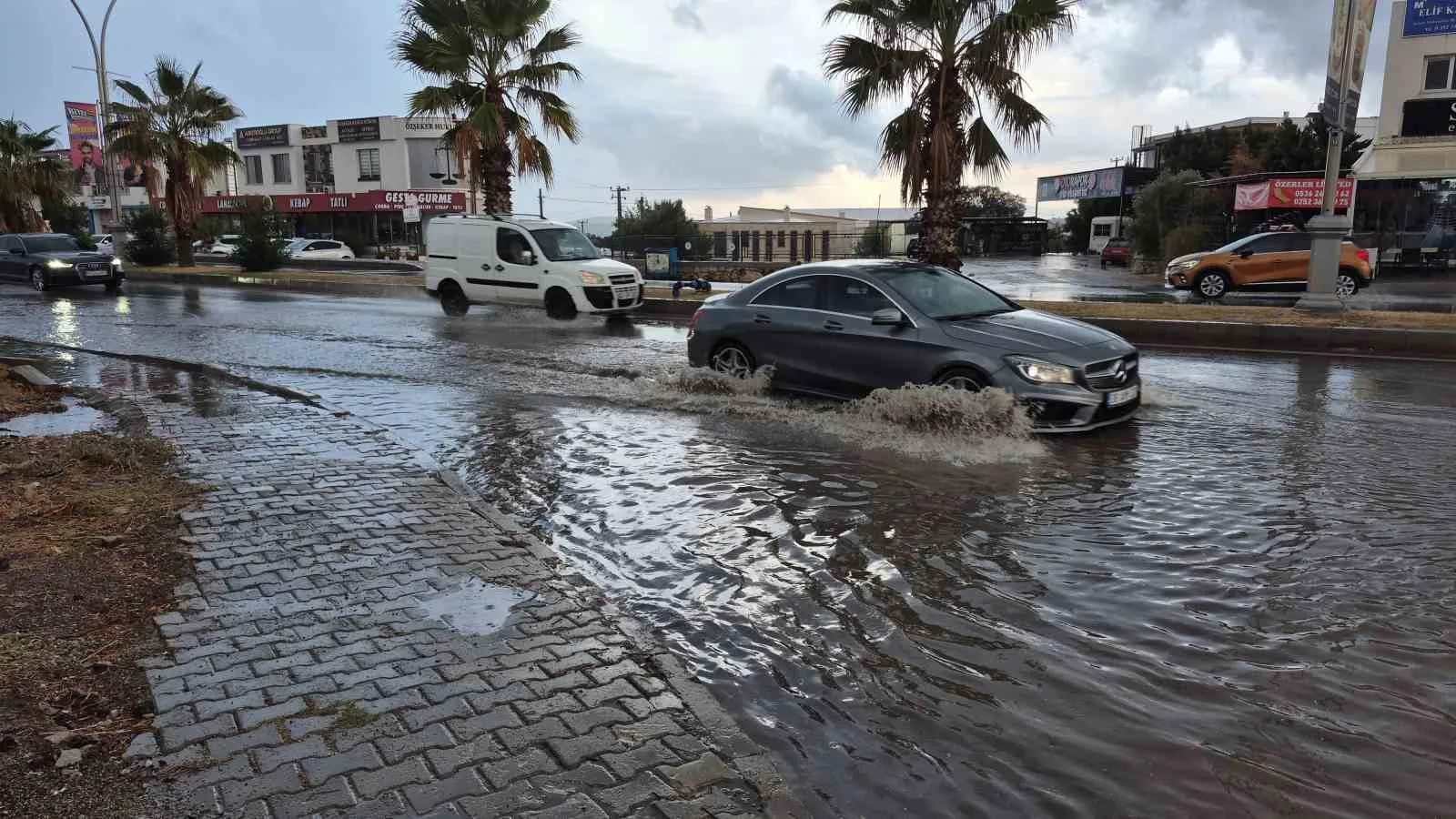 Bodrum’da sağanak yağış etkili oldu