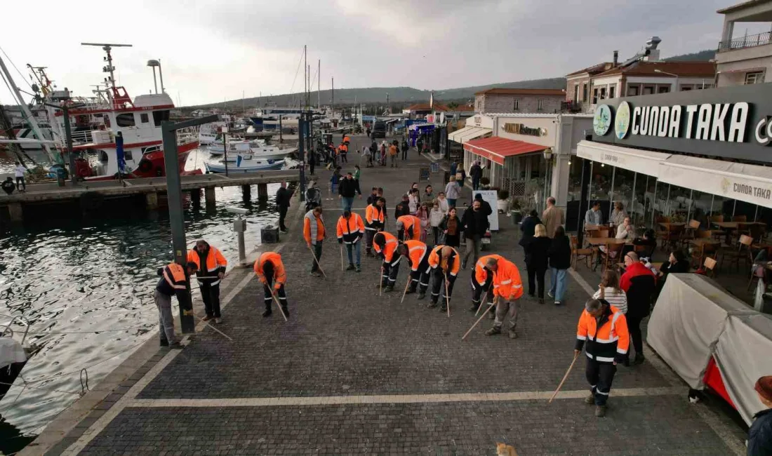 AYVALIK'TA YERE ÇÖP VE