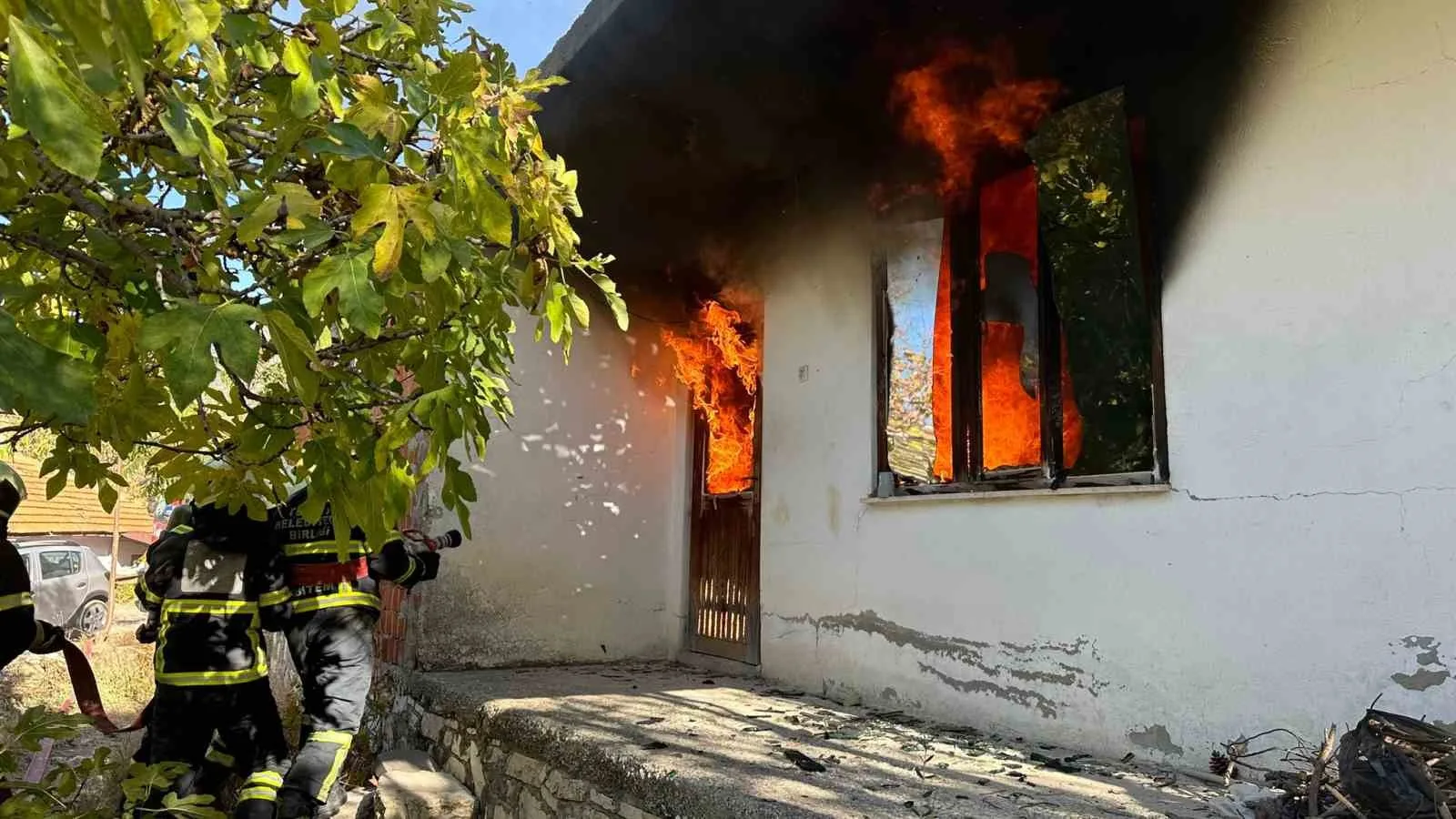 Burdur’da çıkan yangında ev alev alev yandı