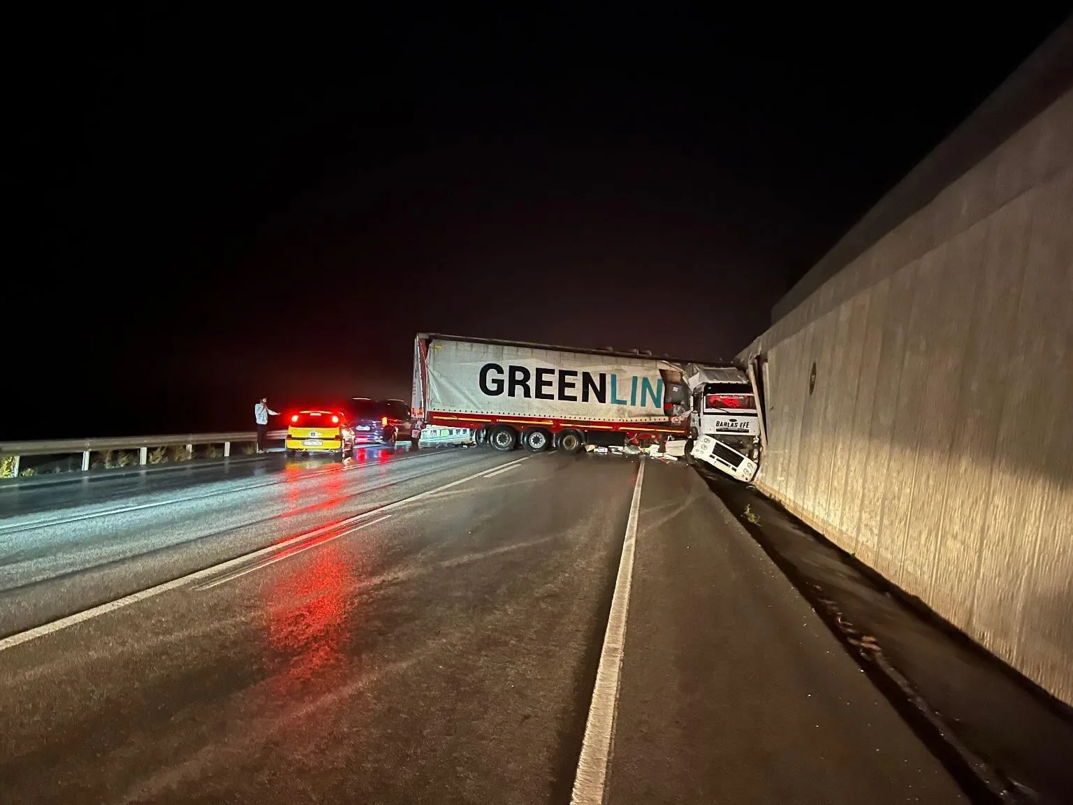 Bursa’da kontrolden çıkan tır, yol kenarındaki istinat duvarına çarptı