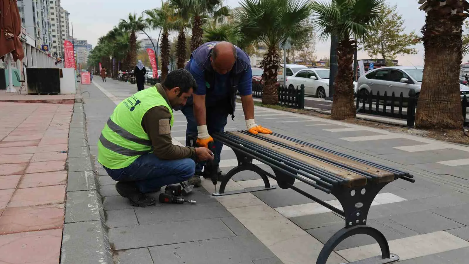 Büyükşehir Belediyesi Binevler’de şehir mobilyaları kuruyor