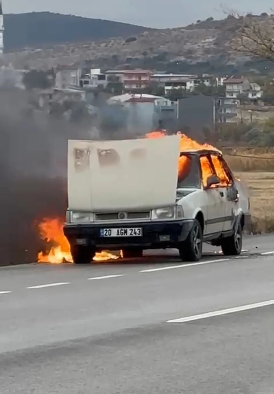 Çanakkale’de seyir halindeki otomobil yandı