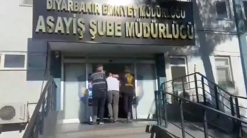 Diyarbakır’da borcu olan şahsın akrabalarının iş yerini kurşunladılar