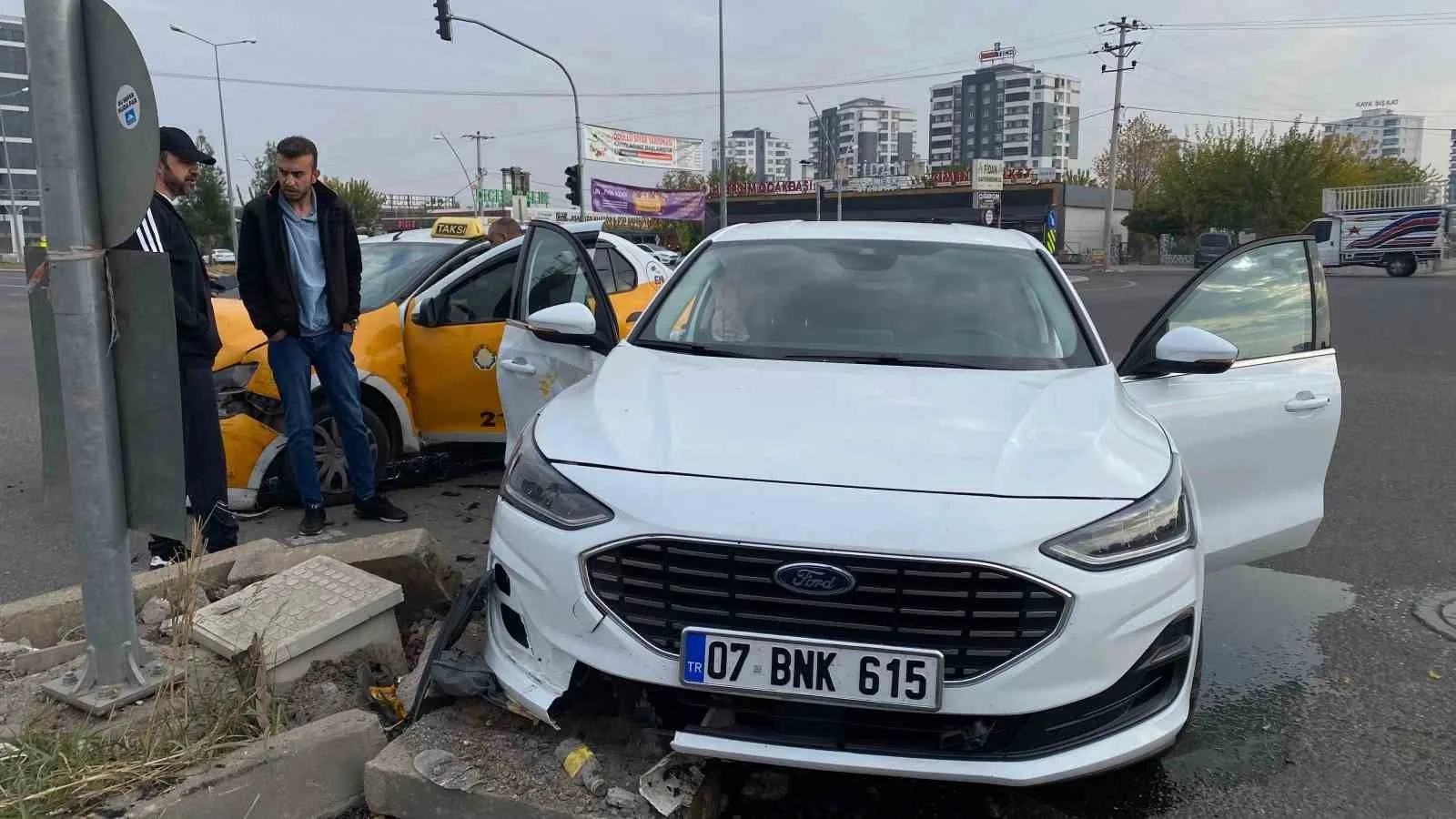 Diyarbakır’da iki otomobil çarpıştı: 1 yaralı