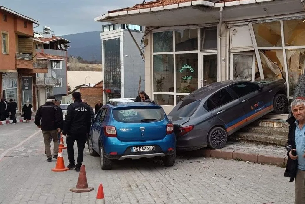 Domaniç’teki ilginç kaza kamerada