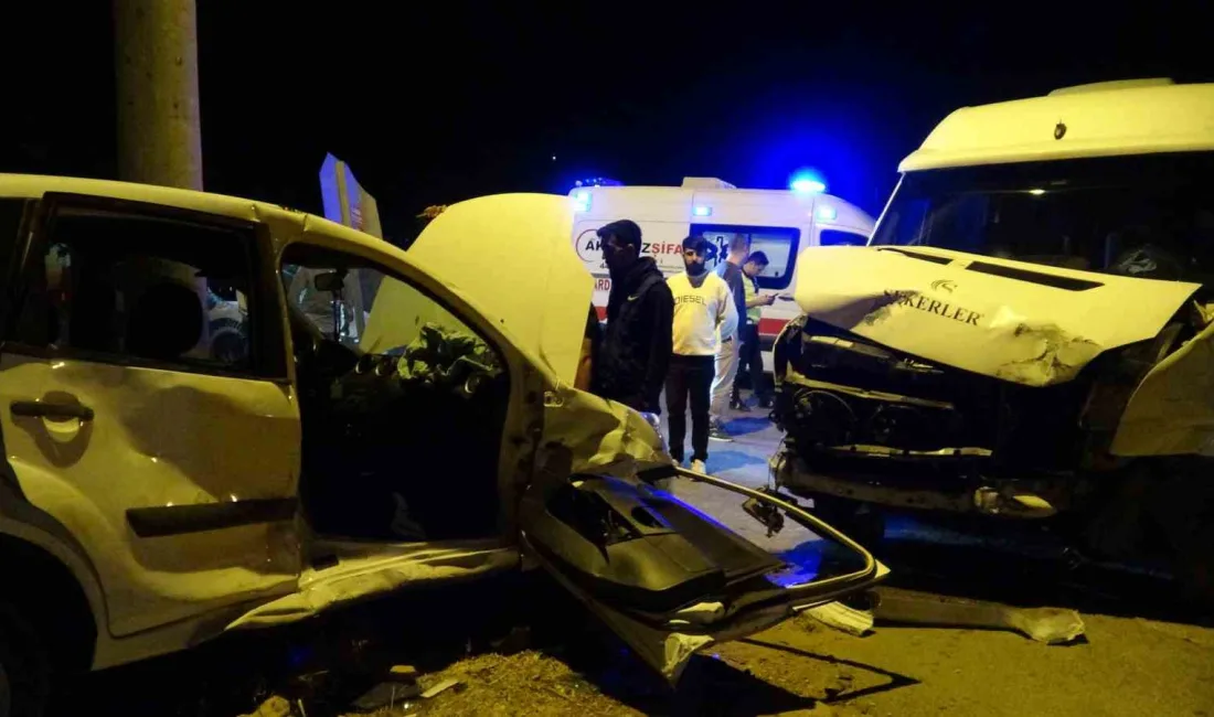 ANTALYA'DA SOKAK KESİŞİMİNDE BULUNAN