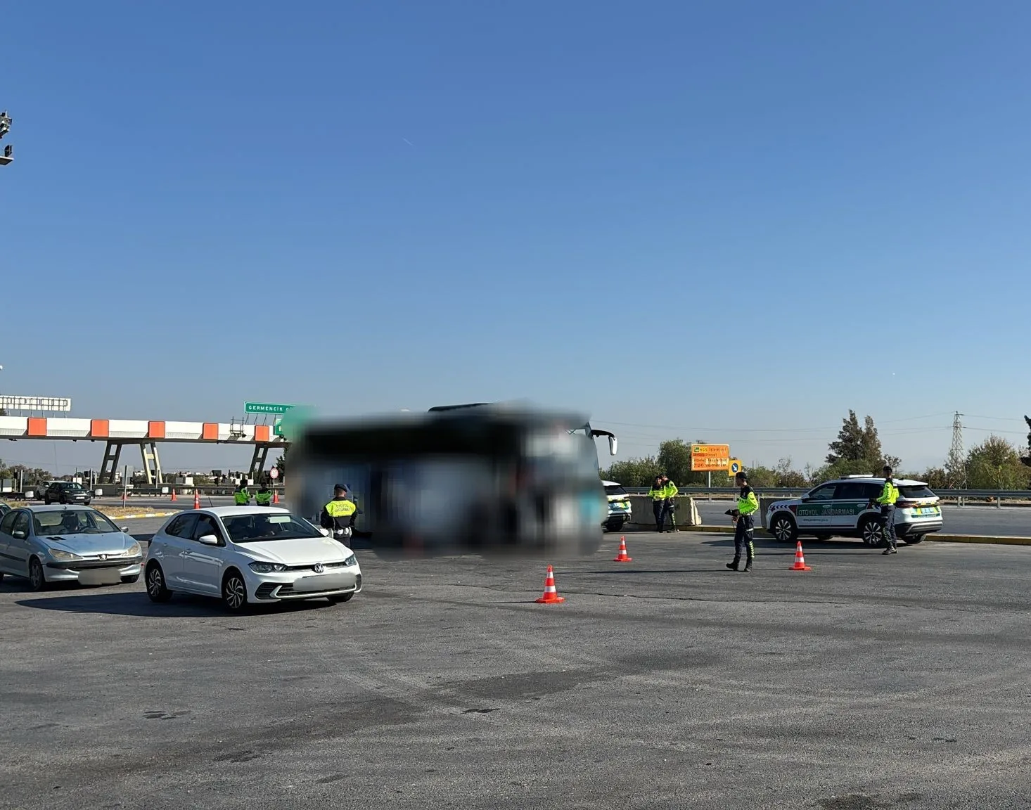 Düzensiz göçmenler Otoyol Jandarması’ndan kaçamadı