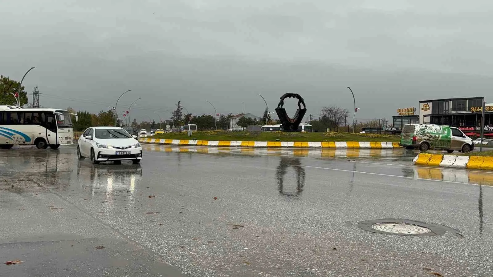 Edirne’de sağanak yağış etkili oluyor